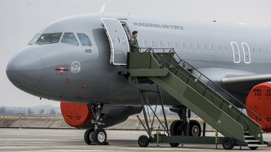 A Magyar Honvédség Csehországból érkezett és a sajtóbemutatóra kiállított két darab, többcélú, használt Airbus A319-es csapatszállító katonai repülőgépeinek egyike Kecskeméten az MH 59. Szentgyörgyi Dezső Repülőbázison 2018. február 2-án. A gépek a honvédség hadrendjében teljesítenek majd szolgálatot. Az első katonai Airbus A319-es január 31-én érkezett meg a kecskeméti repülőtérre.