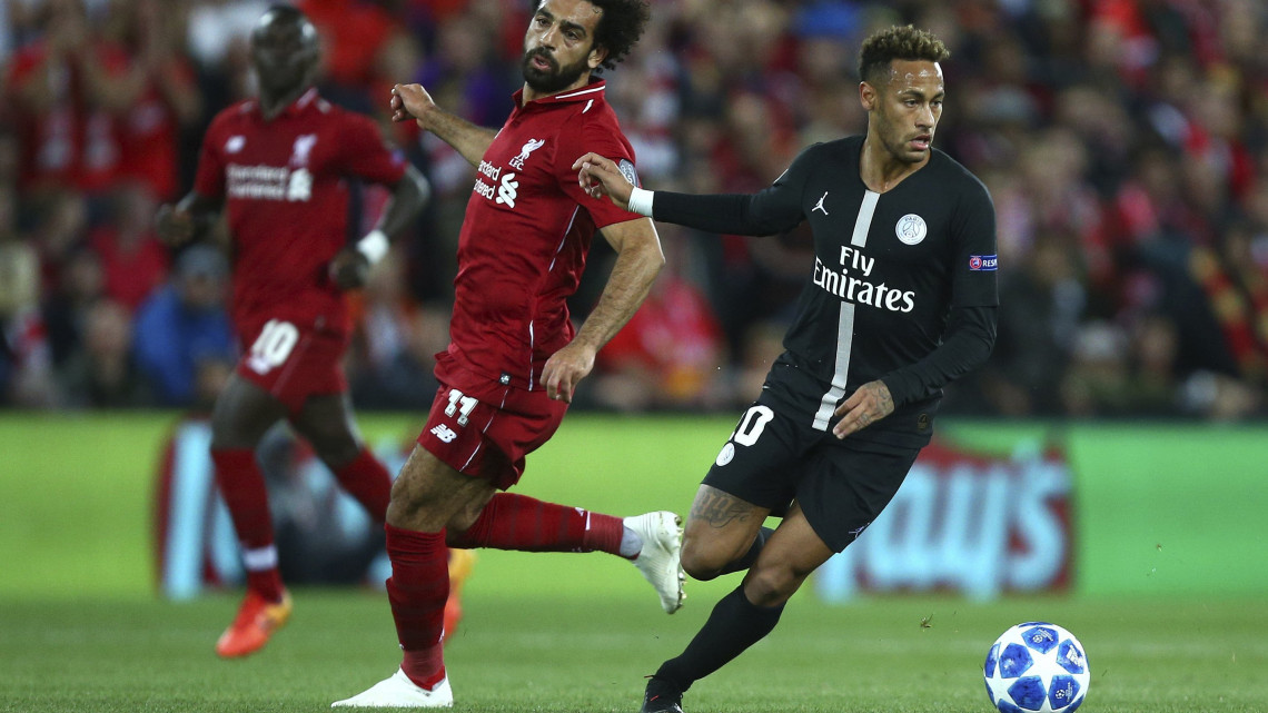 Liverpool, 2018. szeptember 18.Mohamed Szalah, a Liverpool (b) és Neymar, Paris Saint-Germain játékosa a labdarúgó Bajnokok Ligájában a liverpooli Anfield Road-i Stadionban 2018. szeptember 18-án. (MTI/AP/Dave Thompson)