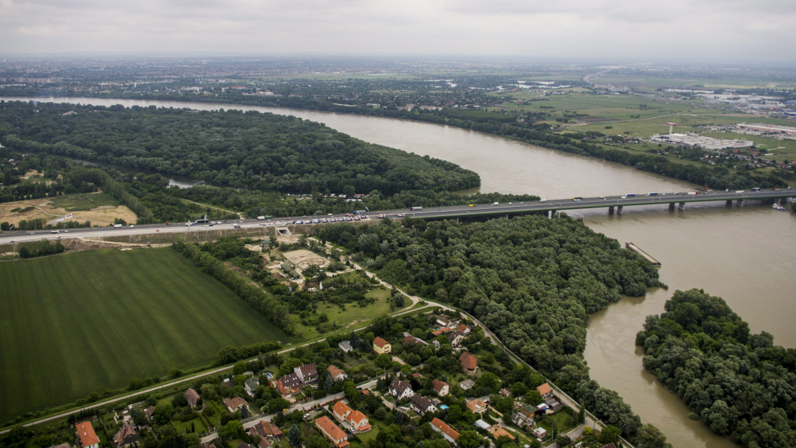 Az M0 autópálya déli szektorának bővítéséhez épült új, 770 méter hosszú hárosi Duna-híd próbaterhelés előtt 2013. június 4-én. Amennyiben a próbaterhelés során mért adatok egyeznek a számítottakkal, akkor az M6 autópálya és az 51-es számú főút közötti 11 kilométer hosszú szakaszon legkésőbb július végén megindulhat a forgalom.