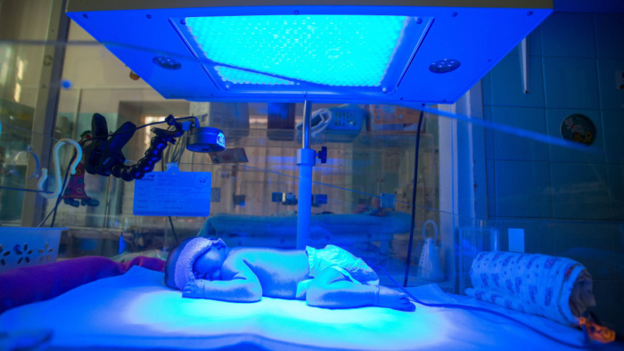 Aranyos nevet kapott a kórházi inkubátorba tett kislány