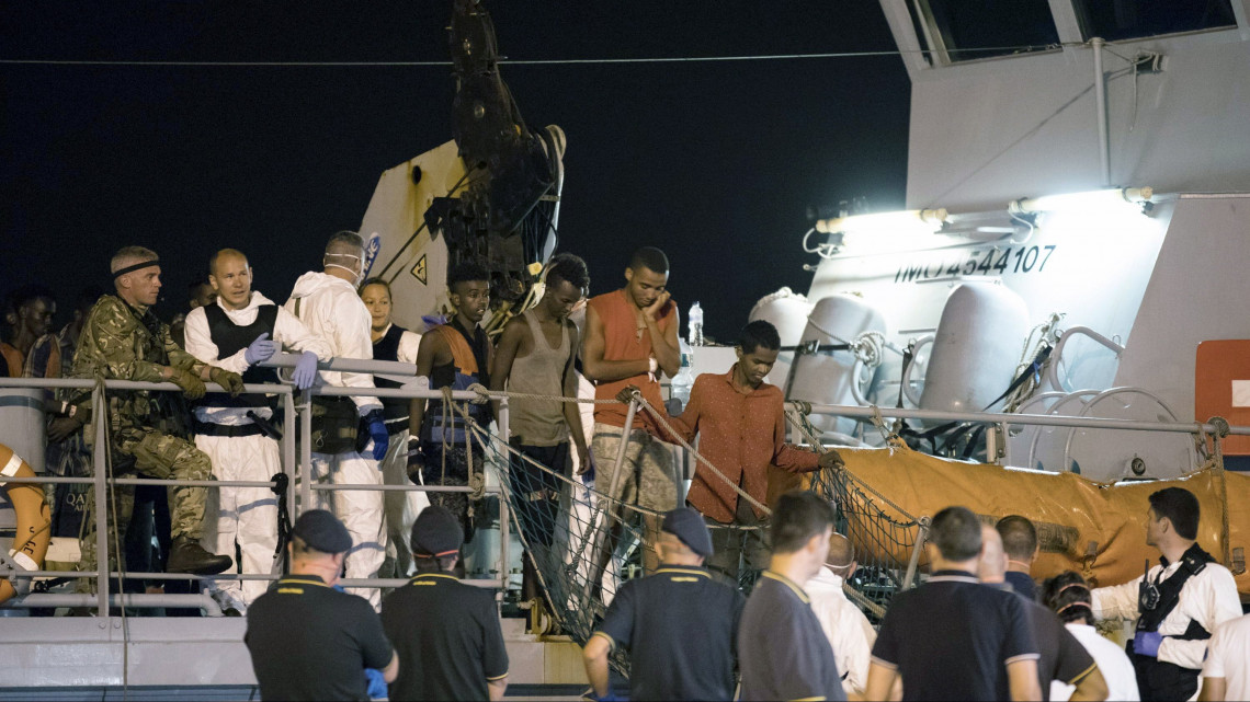 Pozzallo, 2018. július 16.Illegális bevándorlók kiszállnak a Protector, az Európai Unió határrendészeti ügynöksége, a Frontex hajójáknak fedélzetéről a szicíliai Pozzallo kikötőjében 2018. július 16-án hajnalban. A Protector és a Monte Sperone, az olasz parti őrség járőrhajója csaknem 450, Líbiából Európába igyekvő migránst vett a fedélzetére a Földközi-tengeren, Linosa szigetének közelében július 14-én. (MTI/EPA/Francesco Ruta)