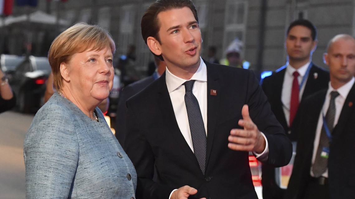 Salzburg, 2018. szeptember 19.Angela Merkel német és Sebastian Kurz osztrák kancellár az Európai Unió salzburgi nem hivatalos csúcstalálkozójának vacsorájára érkezik 2018. szeptember 19-én. (MTI/AP/Kerstin Joensson)