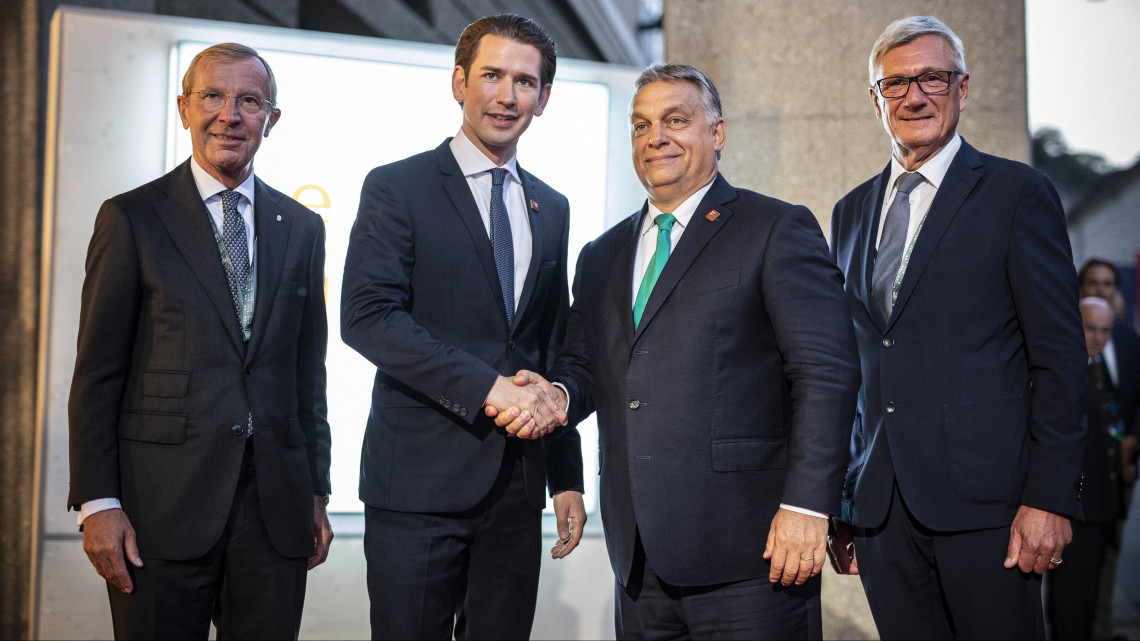 A Miniszterelnöki Sajtóiroda által közzétett képen Sebastian Kurz osztrák kancellár és Orbán Viktor miniszterelnök (j2) kezet fog a munkavacsora előtt az EU salzburgi csúcstalálkozóján 2018. szeptember 19-én. Mellettük Wilfried Haslauer, Salzburg tartományfőnöke (b) és Harald Preuner Salzburg polgármestere.