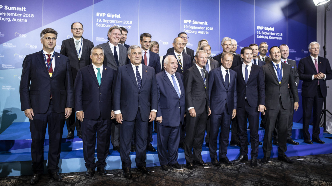 A Miniszterelnöki Sajtóiroda által közzétett képen az Európai Néppárt tanácskozásának résztvevői az EU csúcstalálkozója előtt Salzburgban 2018. szeptember 19-én. Balról a második Orbán Viktor miniszterelnök, jobbról a második Manfred Weber, az Európai Néppárt frakcióvezetője.