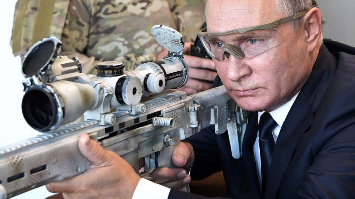 Gyilkos fegyver Vlagyimir Putyin kezében