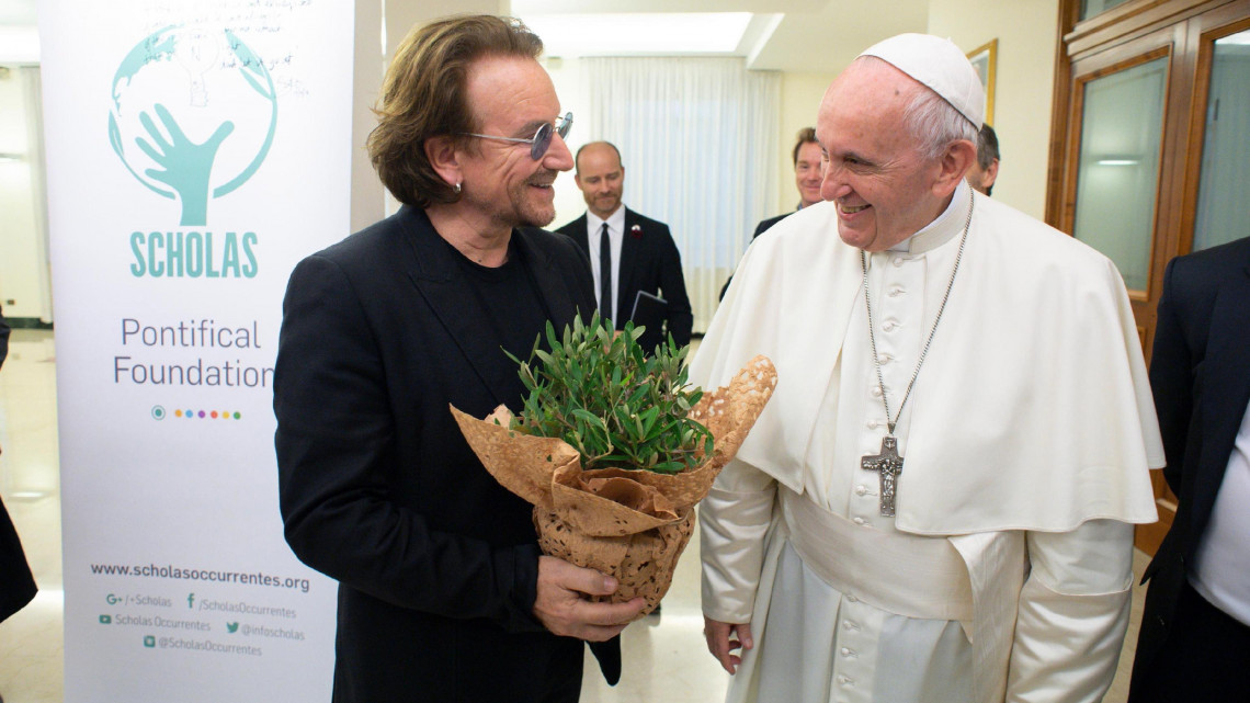 Vatikánváros, 2018. szeptember 19.A vatikáni médiairoda által közreadott képen Ferenc pápa (j) fogadja Bono ír rockzenészt, a U2 zenekar énekesét a Vatikánban 2018. szeptember 19-én. (MTI/EPA/Vatikáni média)