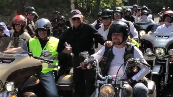 Motorosok fogadták Budapesten Terence Hillt - videó