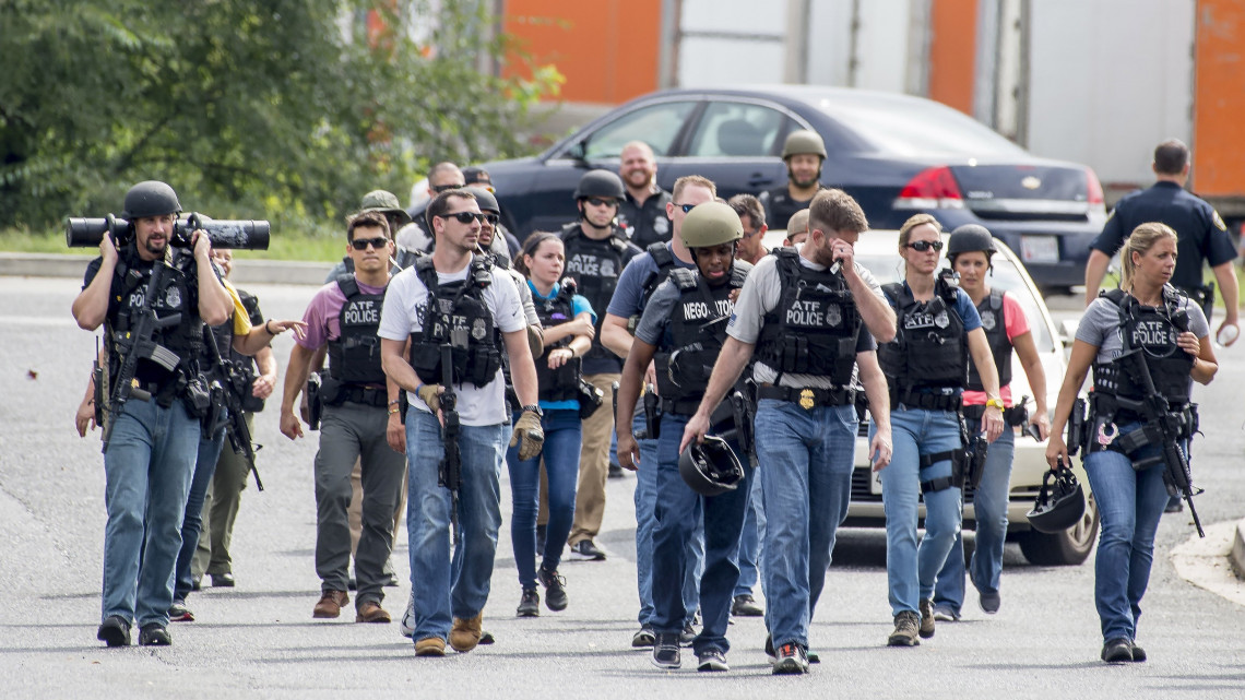 Aberdeen, 2018. szeptember 20.A helyszínt biztosító rendőrök egy ipari park felé vezető útat zárnak le, ahol egy fegyveres lövöldözött a Maryland állambeli Aberdeenben 2018. szeptember 20-án. A támadó több mbert meglőtt. (MTI/EPA/Scott Serio)