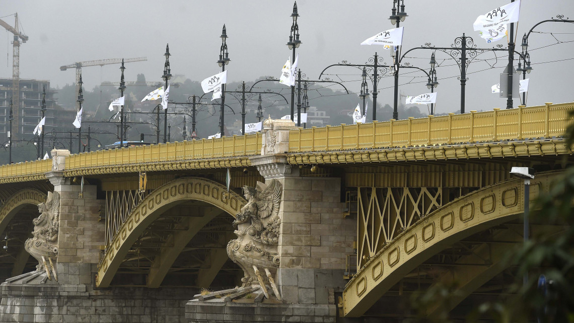 A Családbarát ország és Családok éve feliratú zászlókkal díszített Margit híd 2018. szeptember 4-én. A családok éve alkalmából hét budapesti hídon csaknem ötszáz zászlót helyeztek ki, amelyek azt üzenik, hogy a kormány támogatja a családalapítást, a gyermekvállalást, a gyermeknevelést.