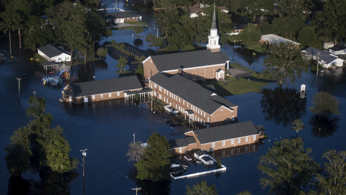 Conway, 2018. szeptember 18.Vízben álló épületek a Florence trópusi vihar okozta árvíz idején, 2018. szeptember 17-én a dél-karolinai Conway-ben. Az Atlanti-óceán felől érkező, időközben trópusi viharrá szelídült hurrikán eddig 24 halálos áldozatot szedett Észak- és Dél-Karolinában. (MTI/AP/Sean Rayford)