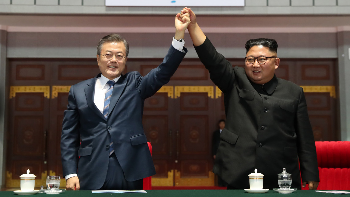 Phenjan, 2018. szeptember 20.Mun Dzse In dél-koreai elnök (b) és Kim Dzsong Un észak-koreai vezető a háromnapos csúcstalálkozójuk alkalmából tartott ünnepségen a phenjani Május Elseje Stadionban 2018. szeptember 19-én. A kétoldalú találkozó középpontjában az észak-koreai atomfegyverprogram leállítása és a fegyverszünettel véget ért 1950-53-as koreai háború békemegállapodással történő lezárása szerepel. (MTI/EPA/Phenjani sajtóiroda/pool)