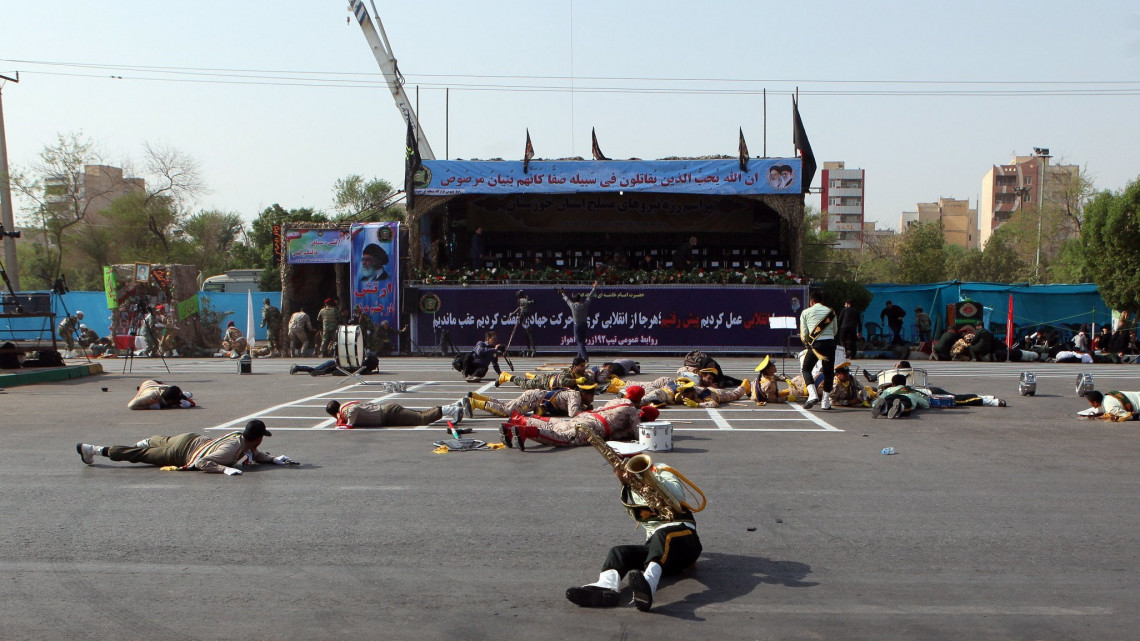 Ahváz, 2018. szeptember 22.
Iráni katonák hasalnak le a földre egy katonai parádén a délnyugat-iráni Ahváz városában, ahol ismeretlen fegyveresek tüzet nyitottak és megölték a Forradalmi Gárda legalább nyolc tagját, továbbá húsz embert megsebesítettek 2018. szeptember 22-én. (MTI/EPA/Behrad Ghasemi)
