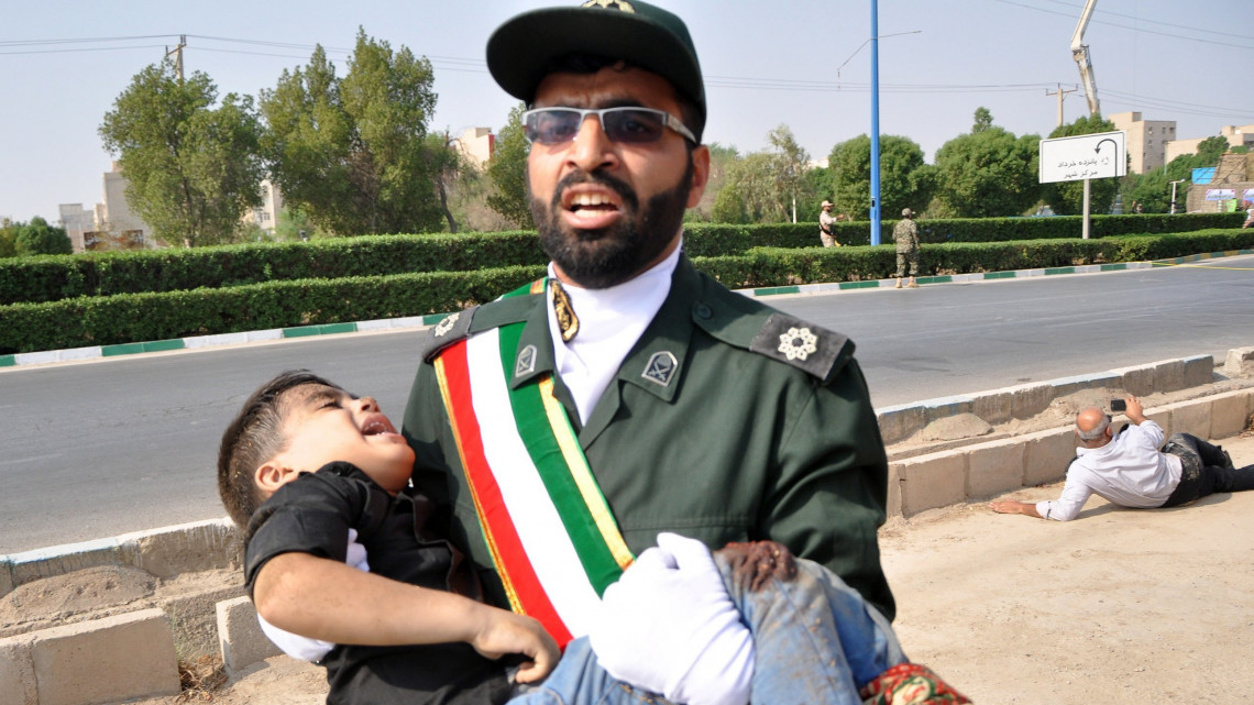 Ahváz, 2018. szeptember 22.Sebesült gyermeket visz egy katona a délnyugat-iráni Ahváz városában, ahol ismeretlen fegyveresek tüzet nyitottak és megölték a Forradalmi Gárda legalább nyolc tagját, továbbá húsz embert megsebesítettek egy katonai parádén 2018. szeptember 22-én. (MTI/EPA/Behrad Ghasemi)