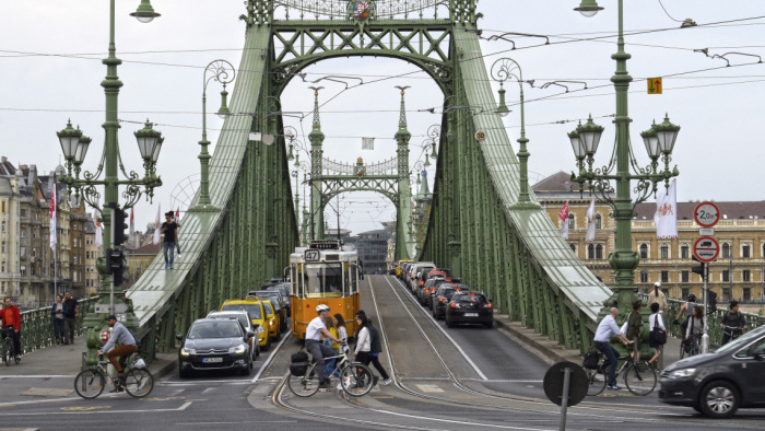 Lezárnak egy budapesti hidat