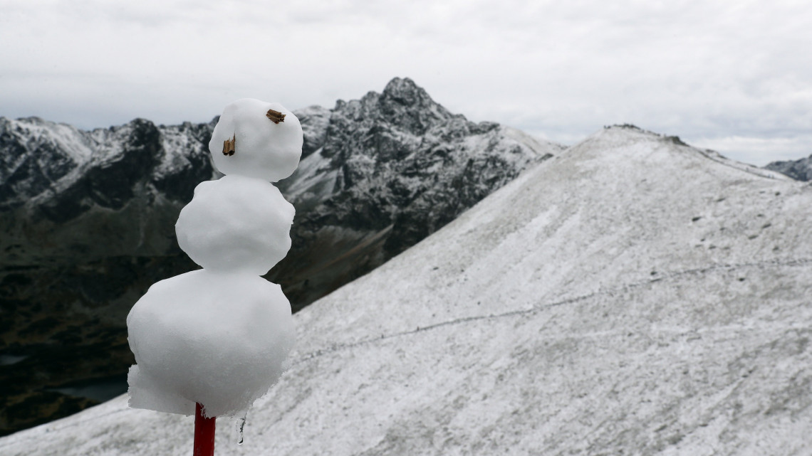 Zakopane, 2018. szeptember 22.Parányi hóember a 1987 méteres Gáspár-csúcson 2018. szeptember 22-én, miután pár centiméter hó esett, a hőmérséklet pedig fagypont alá süllyedt a lengyel Tátrában, Zakopane közelében. Az előrejelzések szerint a következő napokban akár 20 centiméáternyi hó is hullhat a Tátrában. (MTI/EPA/Grzegorz Momot)