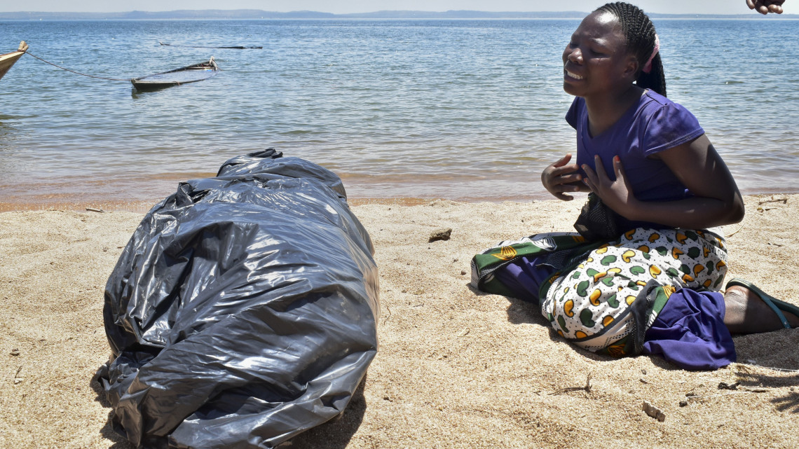 Ukara-sziget, 2018. szeptember 22.Nővérének holtteste mellett egy nő a tanzániai Ukara-szigeten 2018. szeptember 22-én, két nappal az után, hogy felborult a Nyerere komphajó a Viktória-tavon, a sziget közelében. A halálos áldozatok száma kétszáz fölé emelkedett. (MTI/AP)