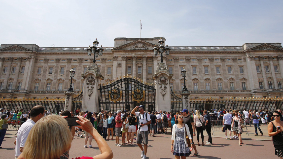London, 2013. július 22.Érdeklődők gyülekeznek a londoni Buckingham Palota előtt 2013. július 22-én, miután vajúdás miatt a londoni Szent Mária kórházba szállították Katalin cambridge-i hercegnőt, Vilmos, Cambridge hercegének, a brit trónörökös elsőszülött fiának feleségét. (MTI/EPA/Tal Cohen)