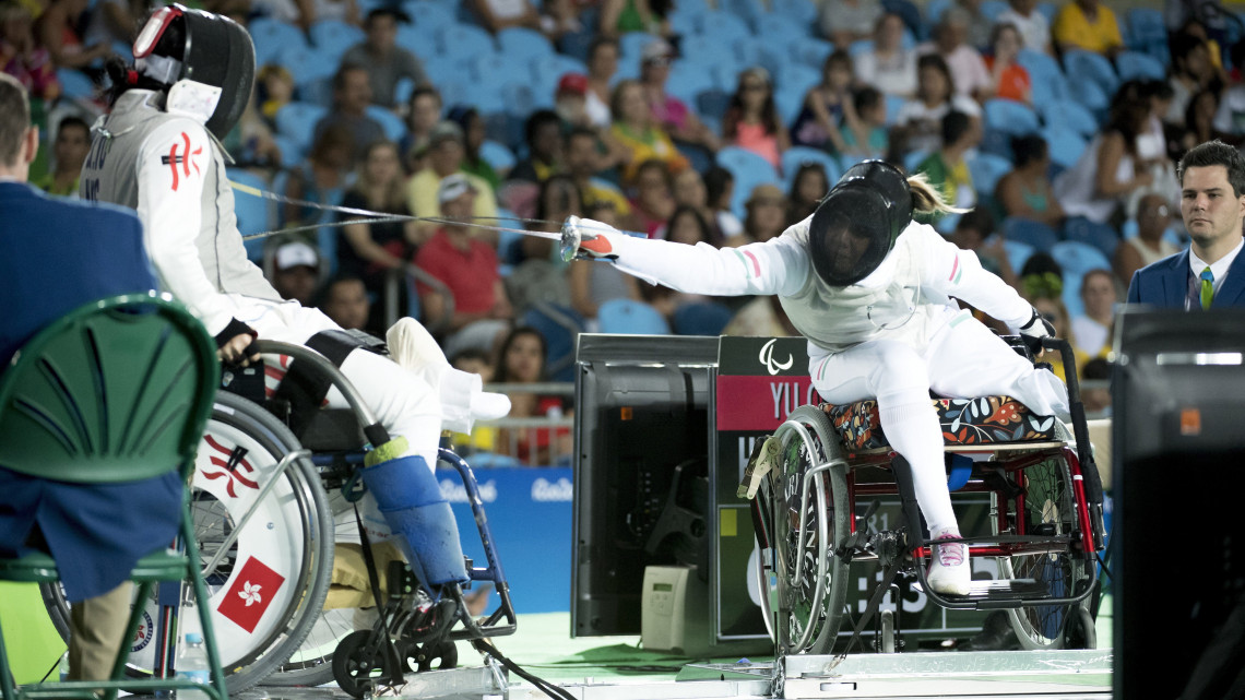 Hajmási Éva (j) és a hongkongi Jü Csuj Ji a riói paralimpia A sérültségi kategória tőr egyéni versenyének negyeddöntőjében a 2-es Karióka Arénában 2016. szeptember 14-én. A hongkongi vívó nyert, így Hajmási a nyolcadik helyen végzett.