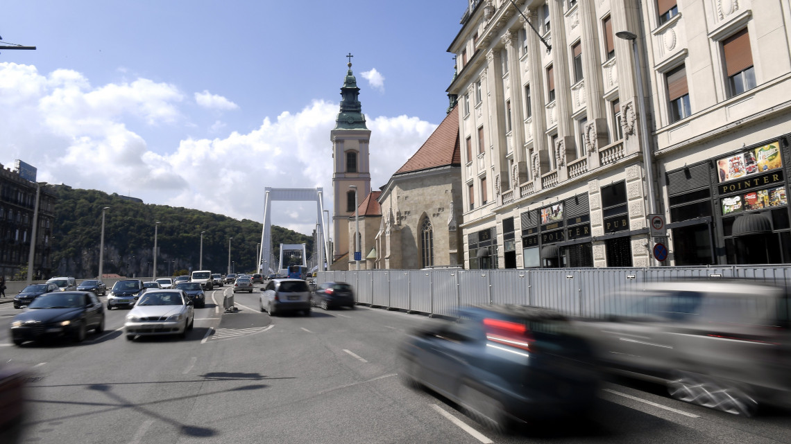 Elkerített építési terület az Erzsébet híd pesti felhajtójánál 2018. szeptember 5-én. A kéménymentes belváros projekt keretében a Főtáv Budapesti Távhőszolgáltató Zrt. a Rác fürdőtől a Városház utcáig, az Erzsébet hídon át haladó stratégiai távhővezetéket épít ki.