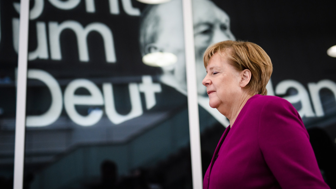 Berlin, 2018. szeptember 24.Angela Merkel német kancellár, a Kereszténydemokrata Unió (CDU) vezetője sajtótájékoztatóra érkezik a párt elnökségi ülése előtt Berlinben 2018. szeptember 24-én. (MTI/EPA/Clemens Bilan)