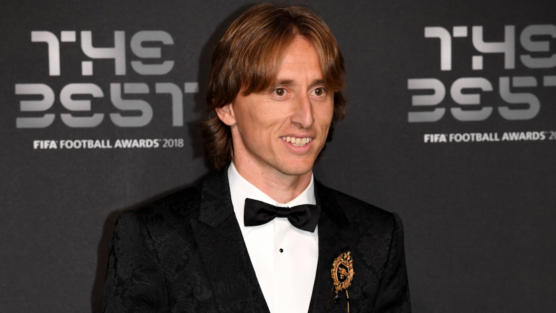 London, 2018. szeptember 24.Luka Modric, a Real Madrid spanyol labdarúgóklub horvát középpályása érkezik a Nemzetközi Labdarúgó-szövetség, a FIFA díjkiosztó gálaestjére Londonban 2018. szeptember 24-én. (MTI/EPA/Facundo Arrizabalaga)