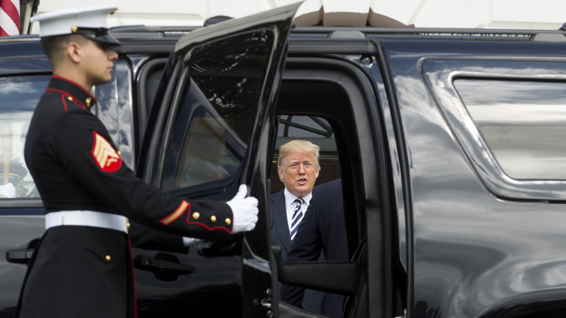 Washington, 2018. szeptember 19.Donald Trump amerikai elnök a hivatalos látogatáson az Egyesült Államokban tartózkodó Andrzej Duda lengyel elnököt fogadja a washingtoni Fehér Ház kapujában 2018. szeptember 18-án. (MTI/EPA/Michael Reynolds)