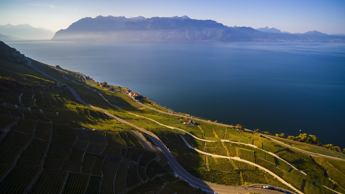 Épesses, 2018. szeptember 25.Drónnal készül felvétel szüret idején a lavaux-i szőlőültetvényekről a nyugat-svájci Épessesben 2018. szeptember 20-án. A Genfi-tó északi partja mentén 898 hektáron elterülő, lavaux-i teraszos művelésű szőlőskertek 2007-ben kerültek fel az UNESCO kulturális világörökségének jegyzékére. Az itt termő legismertebb szőlőfajta a saszla. A borvidéket a három nap régiójának is hívják, mivel a szőlőtermesztéshez szükséges napfény és meleg három helyről érkezik, az égből, a tó felszínéről és a teraszokat tartó kőfalakból. (MTI/EPA/Valentin Flauraud)