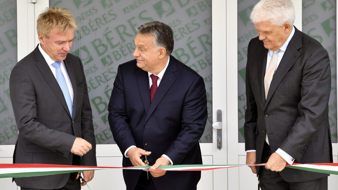 Orbán Viktor miniszterelnök (k), Béres József, a Béres Gyógyszergyár Zrt. elnöke (b) és Szalay Ferenc polgármester átvágja a nemzeti színű szalagot a Béres Gyógyszergyár Zrt. szolnoki gyára új laborépületének avatásán 2018. szeptember 25-én.