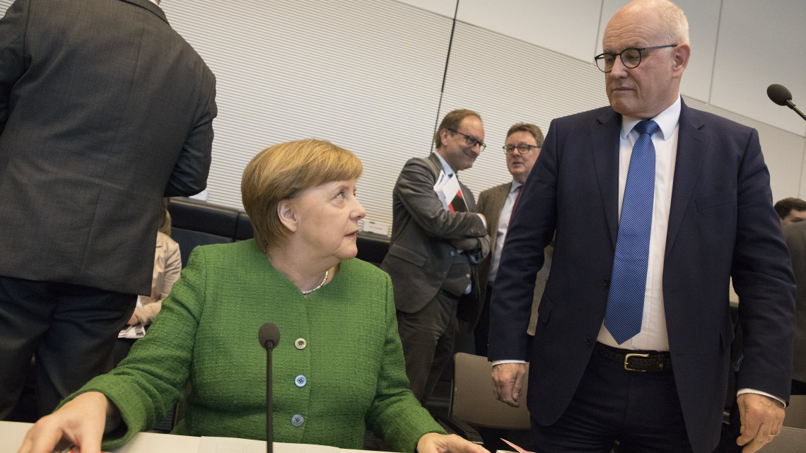 Berlin, 2018. március 13.Angela Merkel német kancellár, a Kereszténydemokrata Unió (CDU) elnöke (b) és Volker Kauder, a Kereszténydemokrata Unió, a CDU frakcióvezetője (j) a CDU és a Keresztény Szociális Unió (CSU) parlamenti képviselőcsoportjának ülésén Berlinben 2018. március 13-án. Merkel és Horst Seehofer bajor tartományi miniszterelnök, a Keresztényszociális Unió (CSU) elnöke, valamint Olaf Scholz hamburgi polgármester, a Német Szociáldemokrata Párt (SPD) ügyvezető elnöke előző nap aláírta a kormánykoalíciós szerződést. Az új szövetségi kormány várhatóan március 14-én alakul meg. (MTI/EPA/Omer Messinger)