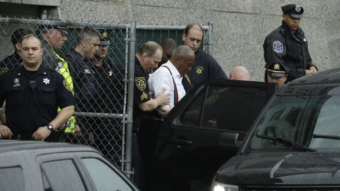 Norristown, 2018. szeptember 25.Bill Cosby amerikai komikust kísérik rendőrök a büntetőpere tárgyalásának ítélethirdetése után a Pennsylvania állambeli Norristown bíróságáról 2018. szeptember 25-én. A bíróság bűnösnek találta a 80 éves humoristát gyógyszerekkel elkábítás és szexuális erőszak vádjában, az ítélet szerint háromtól tíz évig tartó fegyházbüntetés vár rá. A bíróság szerint Cosby a philadelphiai otthonában megerőszakolta Andrea Constandot, a Temple Egyetem munkatársát 2004-ben. A többszörös Emmy- és Grammy-díjas komikust az elmúlt években mintegy hatvan nő vádolta meg szexuális zaklatással. (MTI/AP/Matt Slocum)