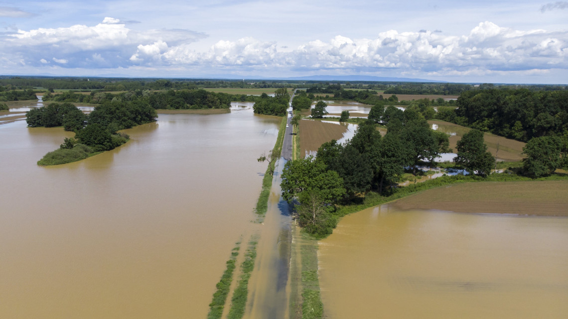 A Rába és a Csörnöc-Herpenyő patak áradása miatt vízben álló mezőgazdasági terület a Vas megyei Molnaszecsőd és Döröske között 2018. május 17-én.