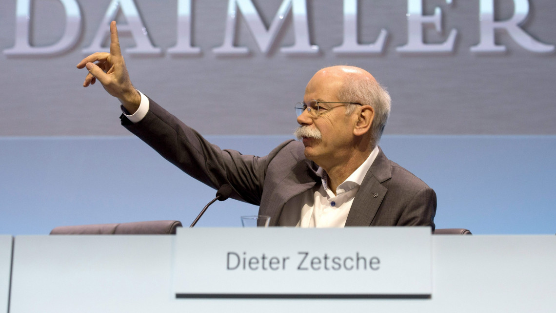 Stuttgart, 2016. február 4.Dieter Zetsche, a Daimler AG igazgatótanácsának elnöke, a Mercedes-Benz Cars vezetője a társaság előző évi eredményeit ismertető sajtóértekezleten Stuttgartban 2016. február 4-én. (MTI/EPA/Marijan Murat)