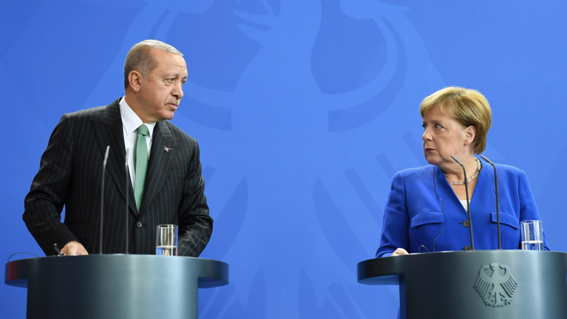 Berlin, 2018. szeptember 28.Angela Merkel német kancellár (j) és Recep Tayyip Erdogan török elnök sajtóértekezletet tart Berlinben 2018. szeptember 28-án. Erdogan előző nap érkezett Németországba. (MTI/EPA/Clemens Bilan)