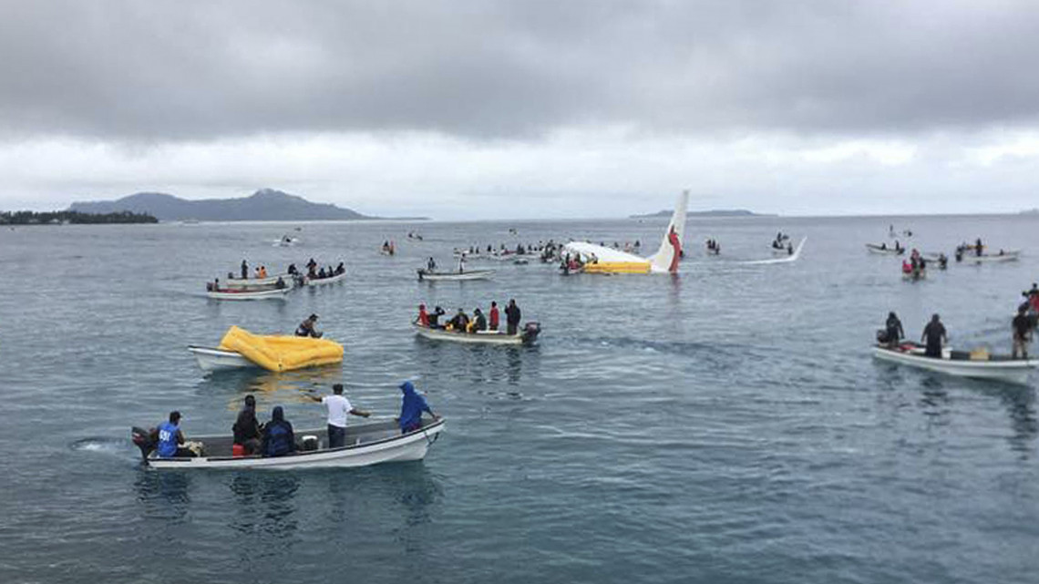 Chuuk, 2018. szeptember 28.Halászcsónakok közelítenek meg egy utasszállító repülőgépet, amely túlfutott a kifutópályán és a tengerben állt meg a Mikronéziai Szövetségi Államokbeli Weno szigeten lévő Chuukban 2018. szeptember 28-án. Az Air Niuguni pápua új-guineai légitársaság Boeing 737-es típusú gépén utazó 36 utast és a 11 főnyi személyzetet csónakokkal kimentették. Senki nem szenvedett komolyabb sérülést.  (MTI/AP/James Yaingeluo)