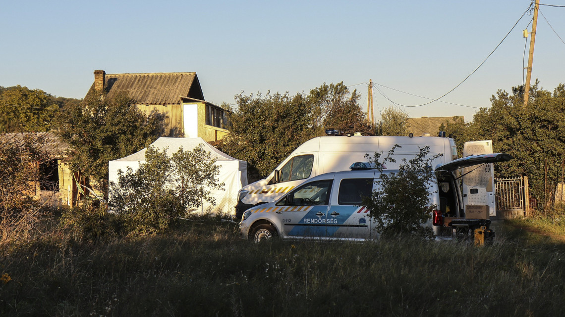 Rendőrségi járművek Várpalota külterületén, ahol egy ingatlanban egy nő és gyermeke holttestét találták meg 2018. szeptember 28-án.