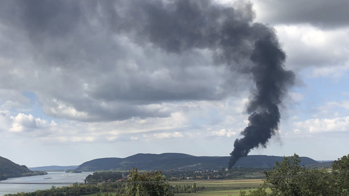 Füst gomolyog Szob térségében, ahol a léüzemben műanyag rekeszek és hordók gyulladtak ki 2018. szeptember 29-én. Személyi sérülés nem történt, de a tűzvész a közelben egy gáztározót is veszélyeztetett. A tüzet a tűzoltók megfékezték.