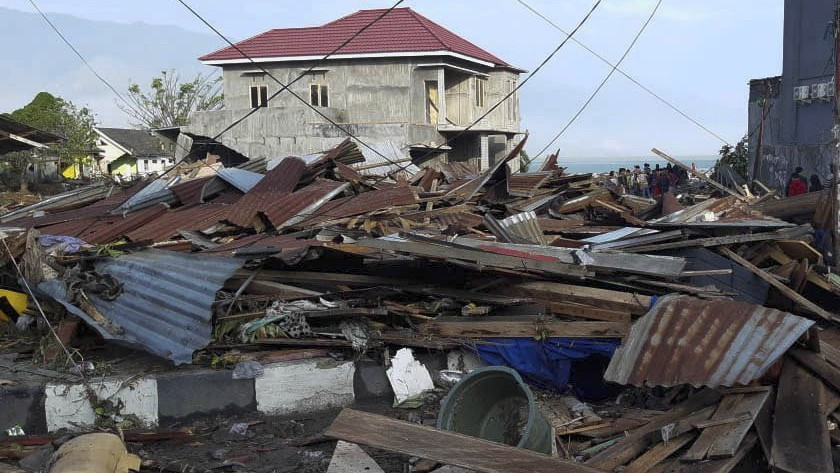 Palu, 2018. szeptember 29. Az indonéz Országos Katasztrófavédelmi Ügynökség (BNPB) által közreadott kép a pusztítás nyomairól az indonéziai Celebeszen (Sulawesi) fekvő Palu településen 2018. szeptember 28-án, miután 7,7-es erősségű földrengés rázta meg a sziget középső részét. A legfrissebb összesítések szerint 384 halottja és több száz sérültje van a Celebeszt megrázó földrengésnek és az azt követő szökőárnak. (MTI/EPA/BNPB)