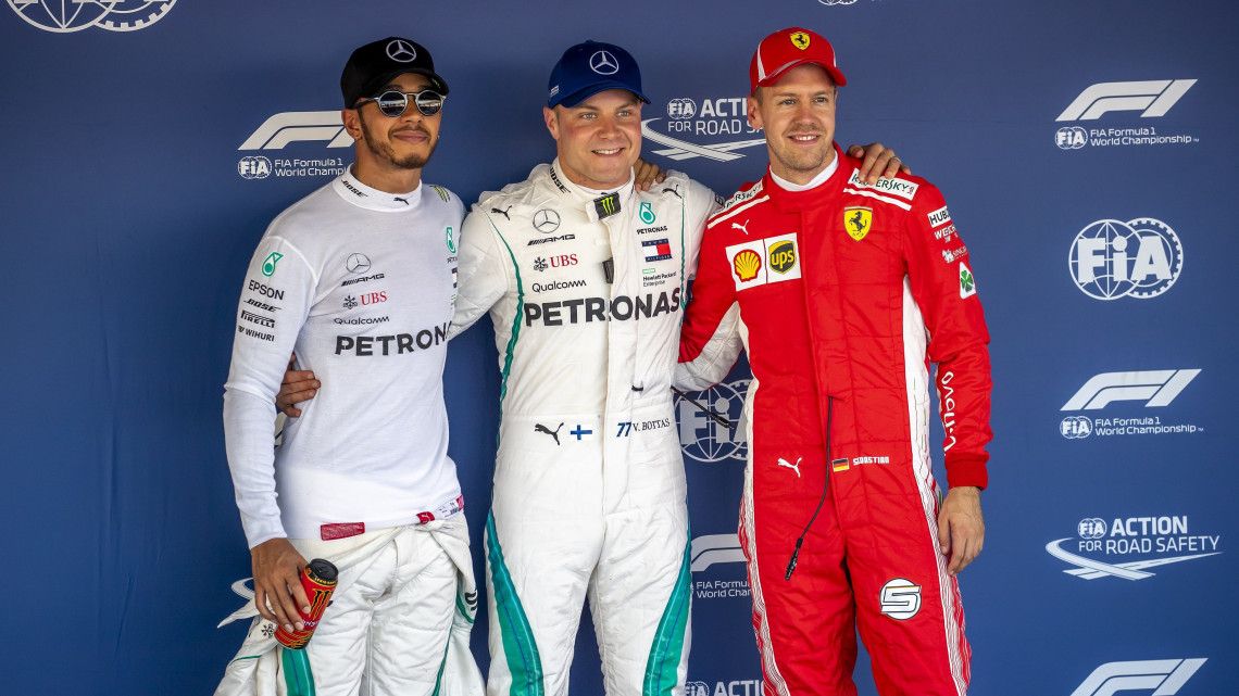 Szocsi, 2018. szeptember 29.A győztes Valtteri Bottas, a Mercedes finn versenyzője (k), második helyezett brit csapattársa, Lewis Hamilton (b) és a harmadik Sebastian Vettel, a Ferrari német versenyzője az eredményhirdetésen a Forma-1-es autós gyorsasági világbajnokság Orosz Nagydíjának időmérő edzése után a Szocsi Autodrom versenypályán 2018. szeptember 29-án. A futamot szeptember 30-án rendezik. (MTI/EPA/Srdjan Suki)