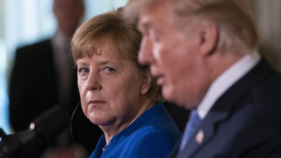 Washington, 2018. április 27.Donald Trump amerikai elnök (j) és Angela Merkel német kancellár közös sajtótájékoztatót tart a washingtoni Fehér Házban 2018. április 27-én. (MTI/EPA/Jim Lo Scalzo)