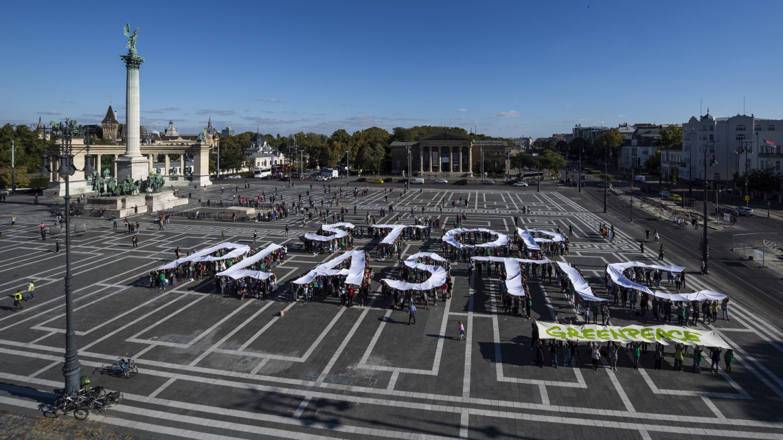 Nagyméretű Stop plastic (Megálljt a műanyagnak) feliratot tartanak fel a Greenpeace Magyarország demonstrációjának résztvevői a fővárosi Hősök terén 2018. szeptember 30-án. A tüntetést az eldobható műanyag szatyrok betiltásáért rendezték.