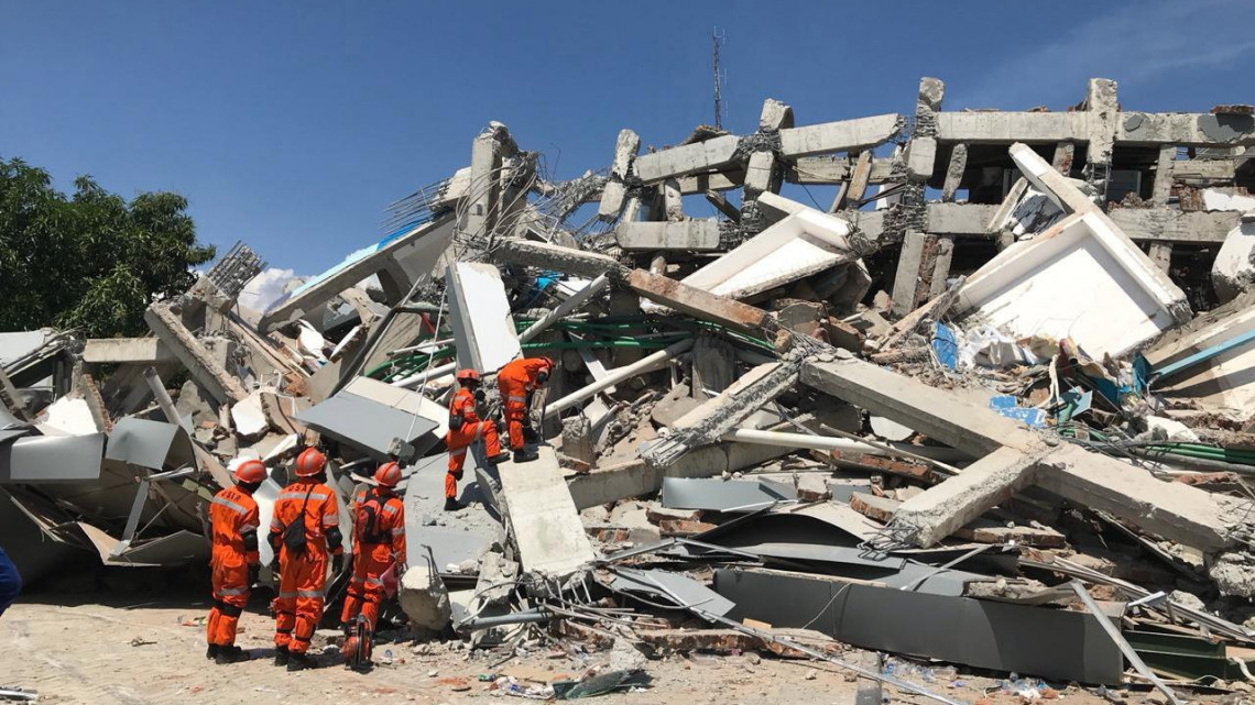 Palu, 2018. október 1.Mentőalakulatok tagjai túlélők után kutatnak a Roa Roa szálloda romjai között az indonéziai Celebeszen (Sulawesi) fekvő Paluban 2018. október 1-jén. A három nappal korábban történt 7,7-es erősségű földrengésnek és az azt követő szökőárnak a legfrissebb összesítések szerint legkevesebb 830 halottja és több száz sérültje van. (MTI/EPA/Mast Irham)