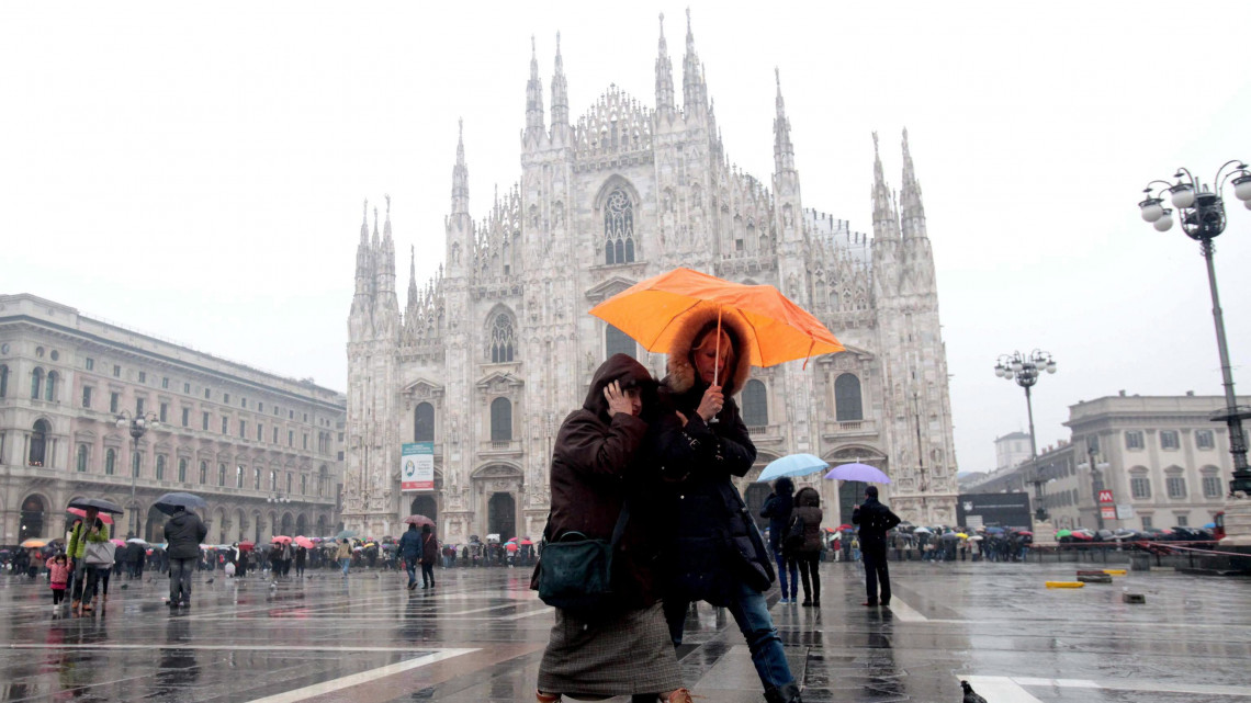 Milánó, 2016. január 2.Esernyővel sétálnak turisták a milánói dóm előtt 2016. január 2-án. (MTI/EPA/Mourad Balti Touati)