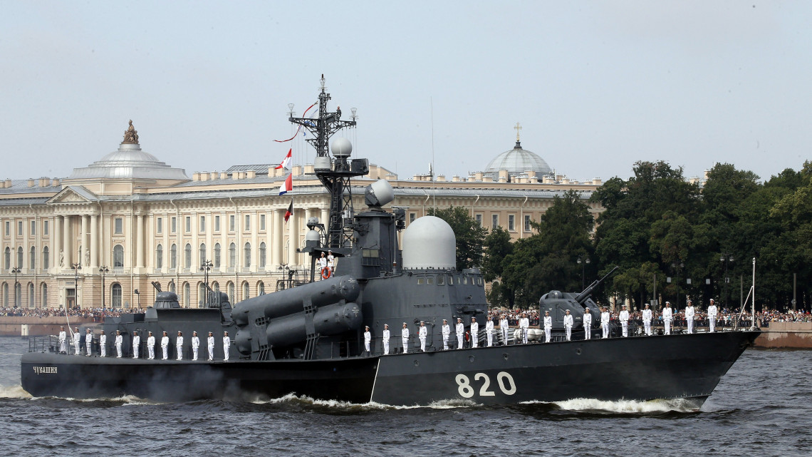 Szentpétervár, 2017. július 30.Az irányított rakétával felfegyverzett Csuvasija hadihajó az orosz haditengerészet napja alkalmából tartott szentpétervári díszszemlén a Néva folyón 2017. július 30-án. (MTI/EPA/Makszim Sipenkov)