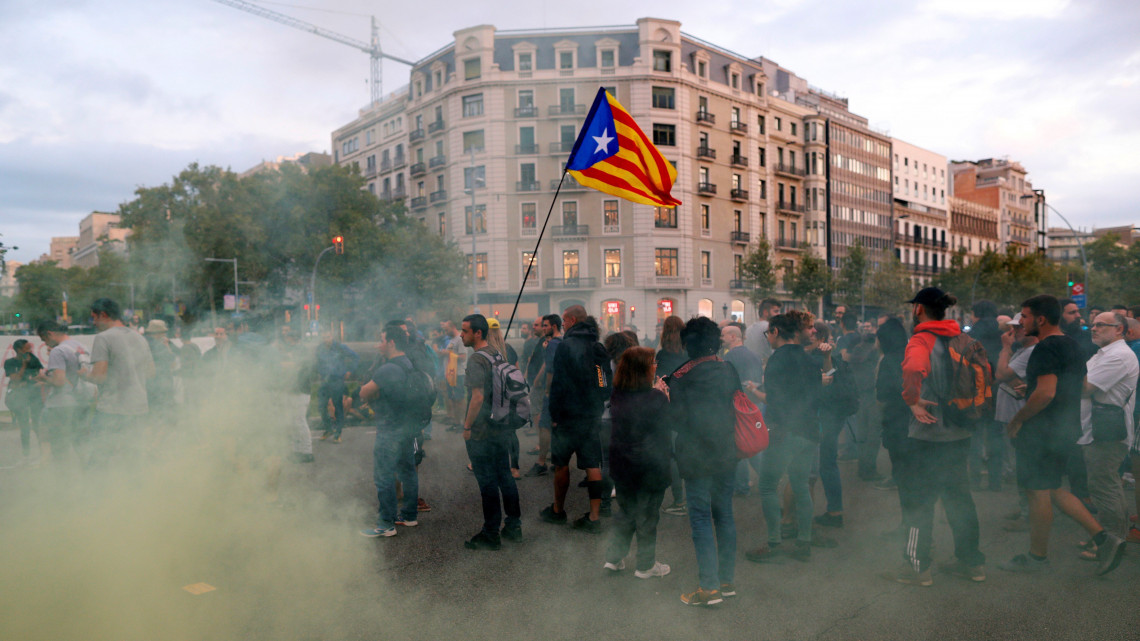 Barcelona, 2018. október 1.A katalán függetlenséget támogató aktivisták tüntetnek Barcelonában 2018. október 1-jén, az alkotmányellenesnek nyilvánított katalán függetlenségi népszavazás első évfordulóján.  Katalóniában egy éve, 2017. október 1-jén rendeztek népszavazást a Spanyolországtól való függetlenségről. (MTI/EPA/Alejandro Garcia)