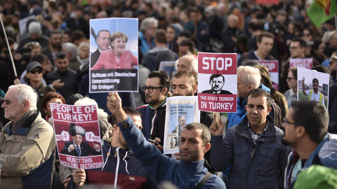Berlin, 2018. szeptember 28.Recep Tayyip Erdogan török elnök németországi látogatása ellen tüntetnek Berlinben 2018. szeptember 28-án. Erdogan előző nap érkezett Németországba. (MTI/EPA/Markus Heine)