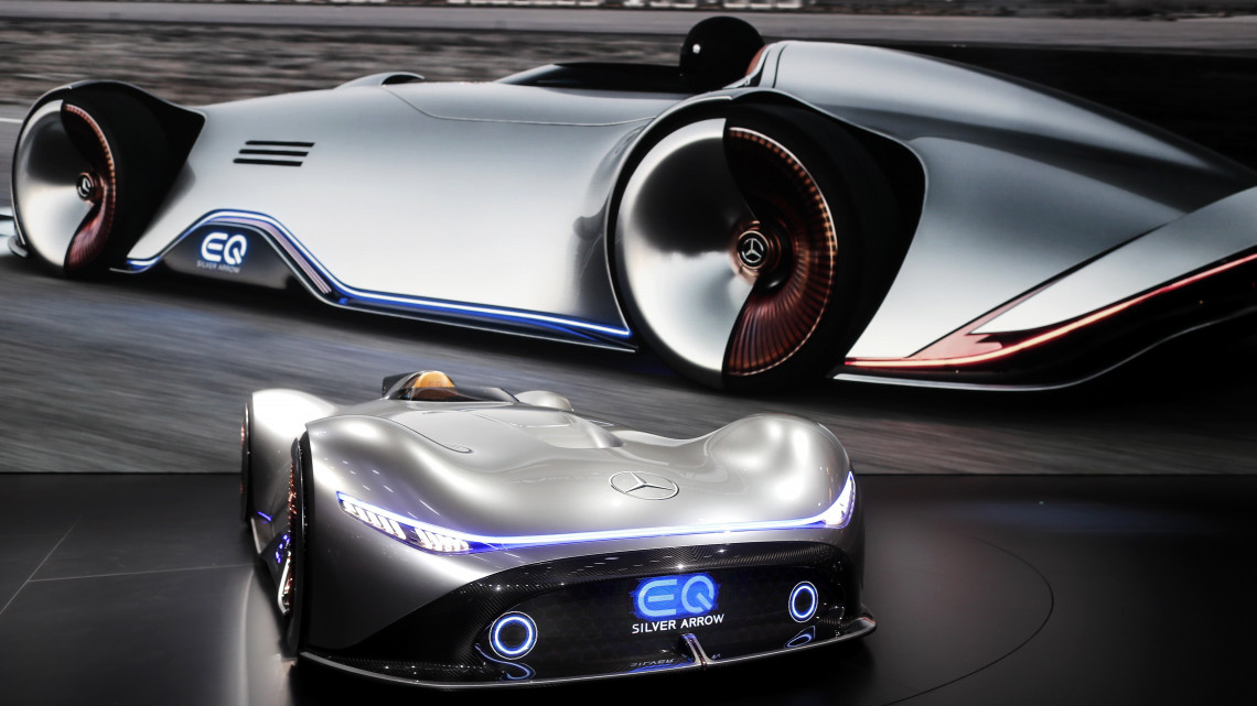 Párizs, 2018. október 2.A Mercedes Vision EQ Silver Arrow a Párizsi Autószalon sajtónapján, 2018. október 2-án. (MTI/EPA/Ian Langsdon)