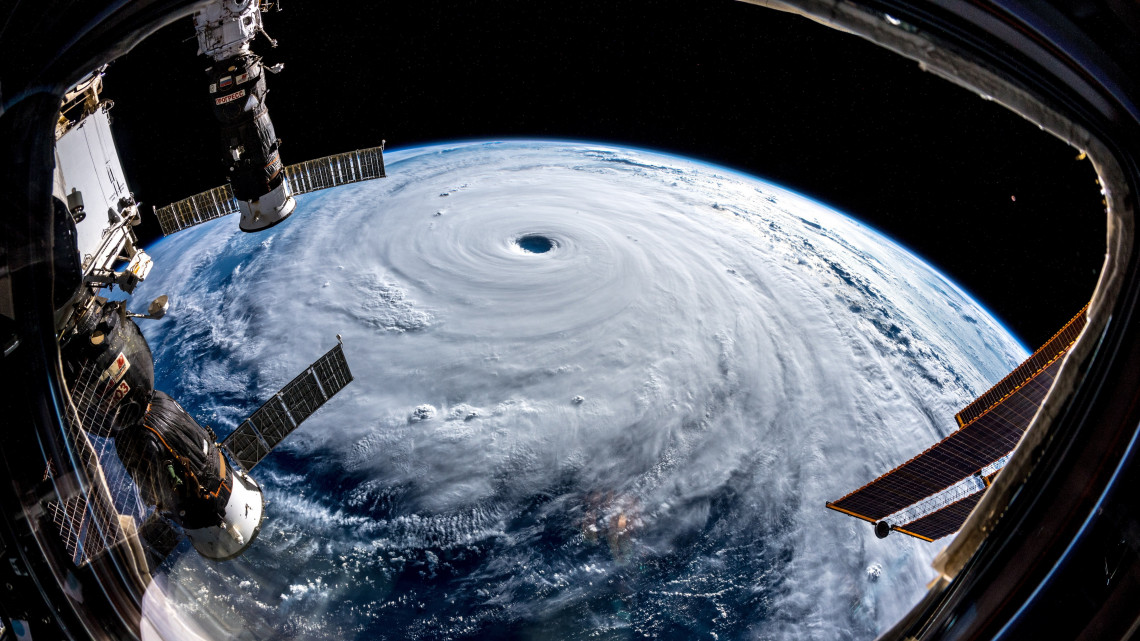 Világűr, 2018. szeptember 26.A Föld körül keringő Nemzetközi Űrállomáson szolgálatot teljesítő német Alexander Gerst űrhajós Flickr-oldala által 2018. szeptember 26-án közreadott kép a Trami névre keresztelt szupertájfunról szeptember 25-én. Az ötös erősségű trópusi ciklon várhatóan szeptember 30-án éri el Japán és Tajvan térségét. (MTI/EPA/ESA/NASA/Alexander Gerst)