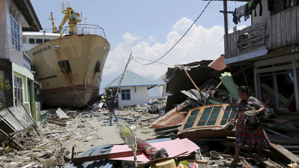 Donggala, 2018. október 2.Partra sodródott hajó az indonéziai Celebeszen (Sulawesi) fekvő Donggalában 2018. október 2-án. A szeptember 28-án történt 7,7-es erősségű földrengésnek és az azt követő szökőárnak a legfrissebb összesítések szerint legkevesebb 1200 halottja és több száz sérültje van. (MTI/AP/Tatan Syuflana)