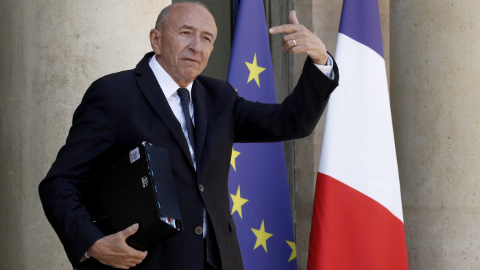 Példátlan eset: a belügyminiszter lemondása válságba sodorta a francia kormányt