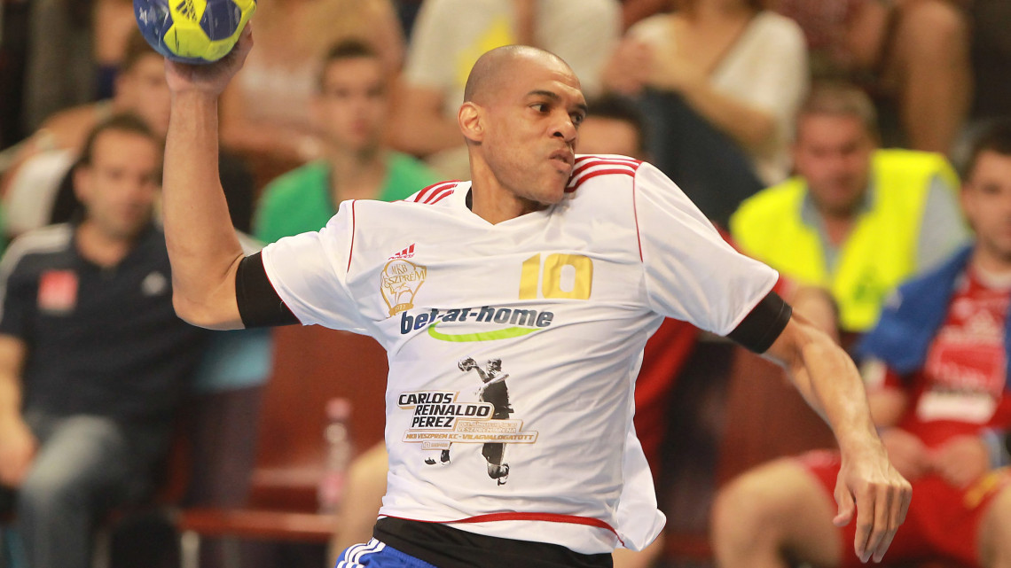 A búcsúmeccsén játszó Carlos Perez az MKB Veszprém - Világválogatott kézilabda-mérkőzesen a Veszprém Arénában 2013. június 9-én.
